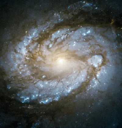 Das Zentrum der Grand-Design-Spiralgalaxie Messier 100 in hoher Auflösung