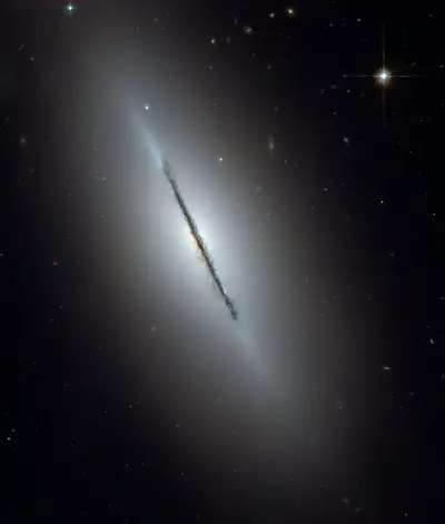 Die linsenförmige Galaxie NGC 5866 von der Kante gesehen mit scharfem Staubband