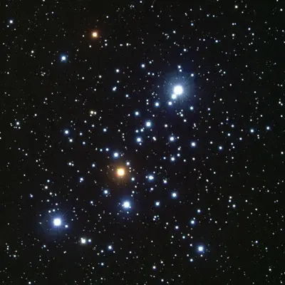 Der offene Sternhaufen Messier 103 (NGC 581) im Sternbild Kassiopeia, ein fächerförmiger Haufen mit einem markanten rötlichen Stern.
