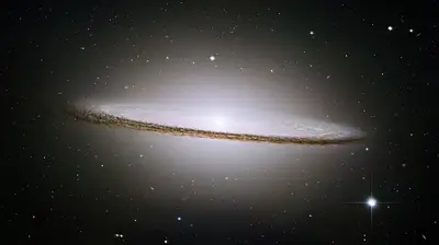 Die Sombrero-Galaxie Messier 104 mit ausgeprägtem Staubband und großer Zentralwölbung