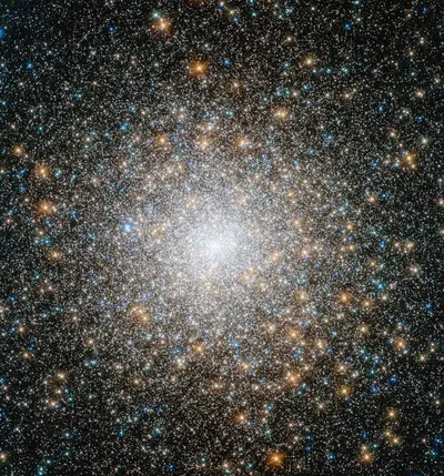 Der extrem dichte Kugelsternhaufen Messier 15 mit hellem, kompaktem Kern