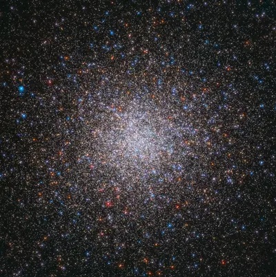 Der dichte Kugelsternhaufen Messier 2 mit zahllosen weißen, blauen und orangefarbenen Sternen