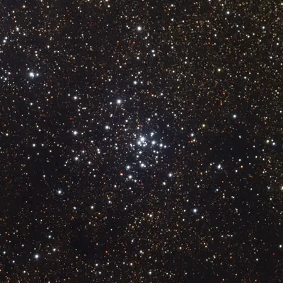 Der offene Sternhaufen Messier 21 (NGC 6531) im Sternbild Schütze, eine dichte Gruppe junger blau-weißer Sterne vor dem Sternfeld der Milchstraße.