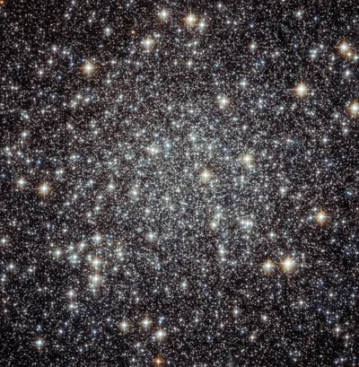 Dicht gepacktes Zentrum des Kugelsternhaufens Messier 22 mit Tausenden gelblichen und weißen Sternen