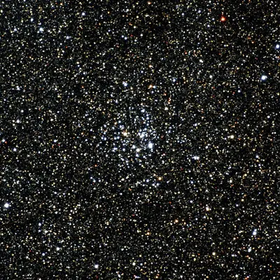 Offener Sternhaufen Messier 26 aus verstreuten weißen Sternen vor dunklem Sternfeld im Sternbild Schild