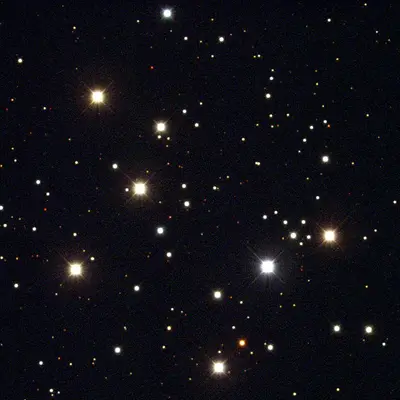 Der kleine offene Sternhaufen Messier 29 (NGC 6913) im Sternbild Schwan mit seinen markanten hellen Sternen.