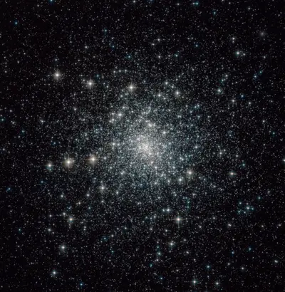 Dichter Schwarm aus mehreren hunderttausend überwiegend weißen und gelblichen Sternen des Kugelsternhaufens Messier 30