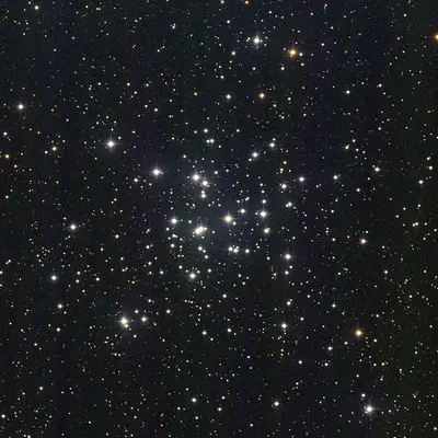 Der offene Sternhaufen Messier 36 (NGC 1960) im Sternbild Fuhrmann, ein kompakter Haufen junger heißer Sterne.