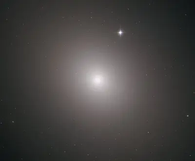 Riesige elliptische Galaxie Messier 49 mit einem hellen, diffusen Kern