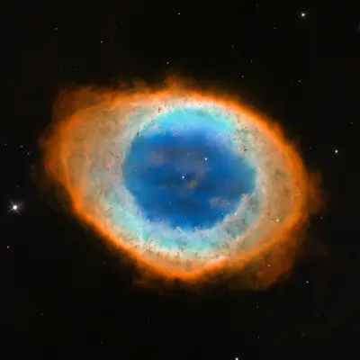 Hubble-Aufnahme des Ringnebels M57, ein ringförmiger planetarischer Nebel mit blaugrünem Zentrum und rötlichem Rand
