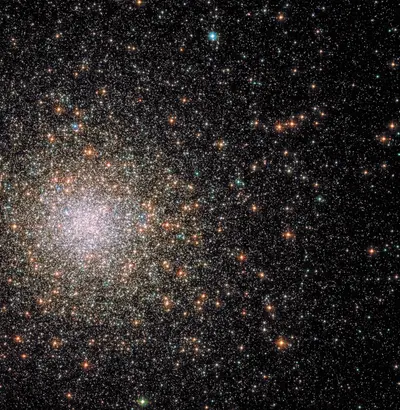 Hubble-Aufnahme des dichten Kugelsternhaufens M62 mit dicht gedrängten roten, gelben und blauen Sternen