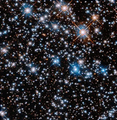 Ausschnitt des offenen Sternhaufens Messier 7 mit blau-weißen und rötlichen Sternen