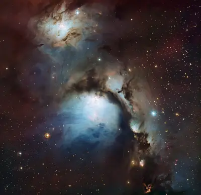 Aufnahme des bläulichen Reflexionsnebels M78 im Orion mit eingebetteten jungen Sternen und dunklen Staubbahnen