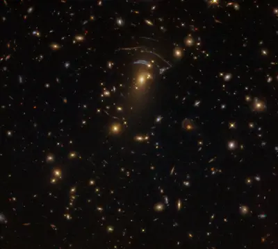 Hubble-Aufnahme der linsenförmigen Galaxie M85 als heller, glatter Lichtball ohne ausgeprägte Spiralstruktur