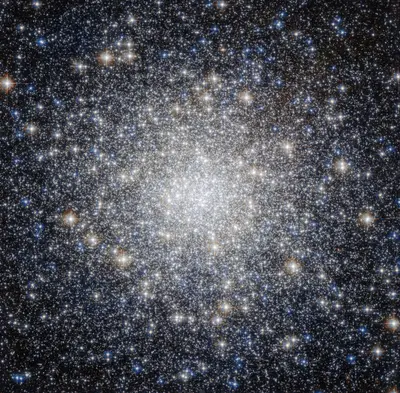 Hubble-Aufnahme des dicht gepackten Kugelsternhaufens M92 mit hell strahlenden, zur Mitte hin verdichteten Sternen