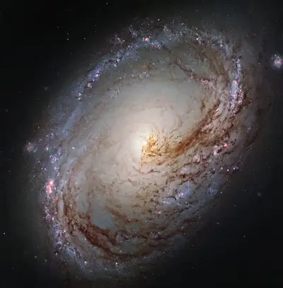 Die Spiralgalaxie Messier 96 mit asymmetrischen Spiralarmen und außermittigem Kern